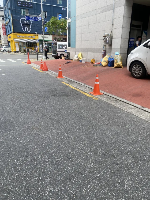 체인형주차봉 라바콘만 놓여 통제 중인 상가 진입로 시공 전 현장